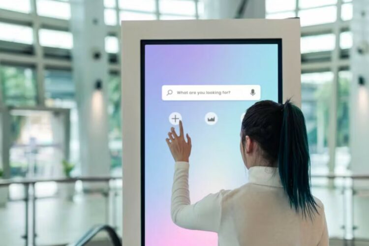 Màn hình quảng cáo LCD chân đứng chạy phần mềm gì?