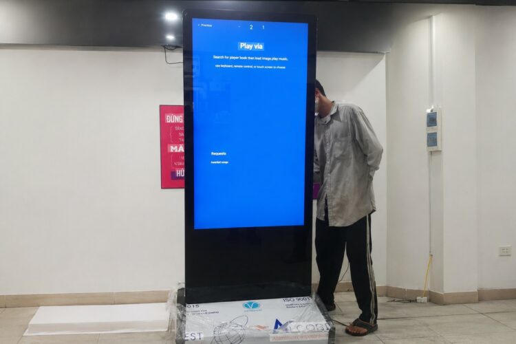 Dấu hiệu màn hình LCD standee sắp hỏng cần thay thế